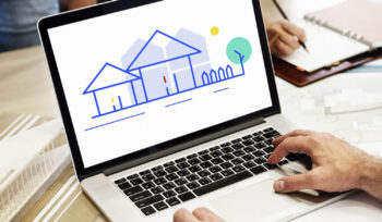 homem fazendo design de um site de imobiliaria